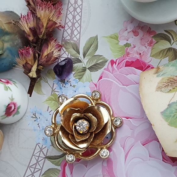 🌙Goldtone Flower Clear Crystal Brooch - Picture 3 of 9